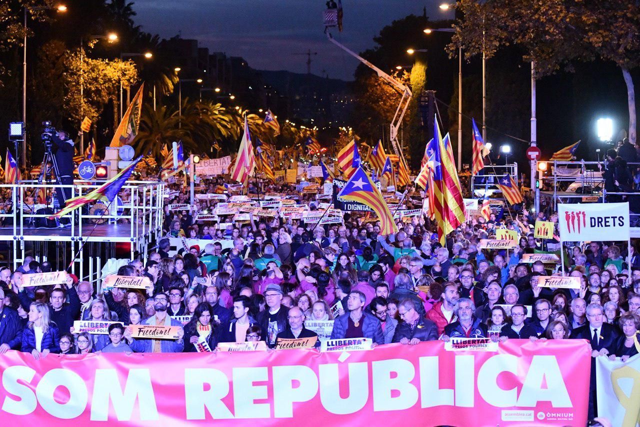 Pancarta 'Somos república' de la manifestació por los presos en Barcelona durante el acto final