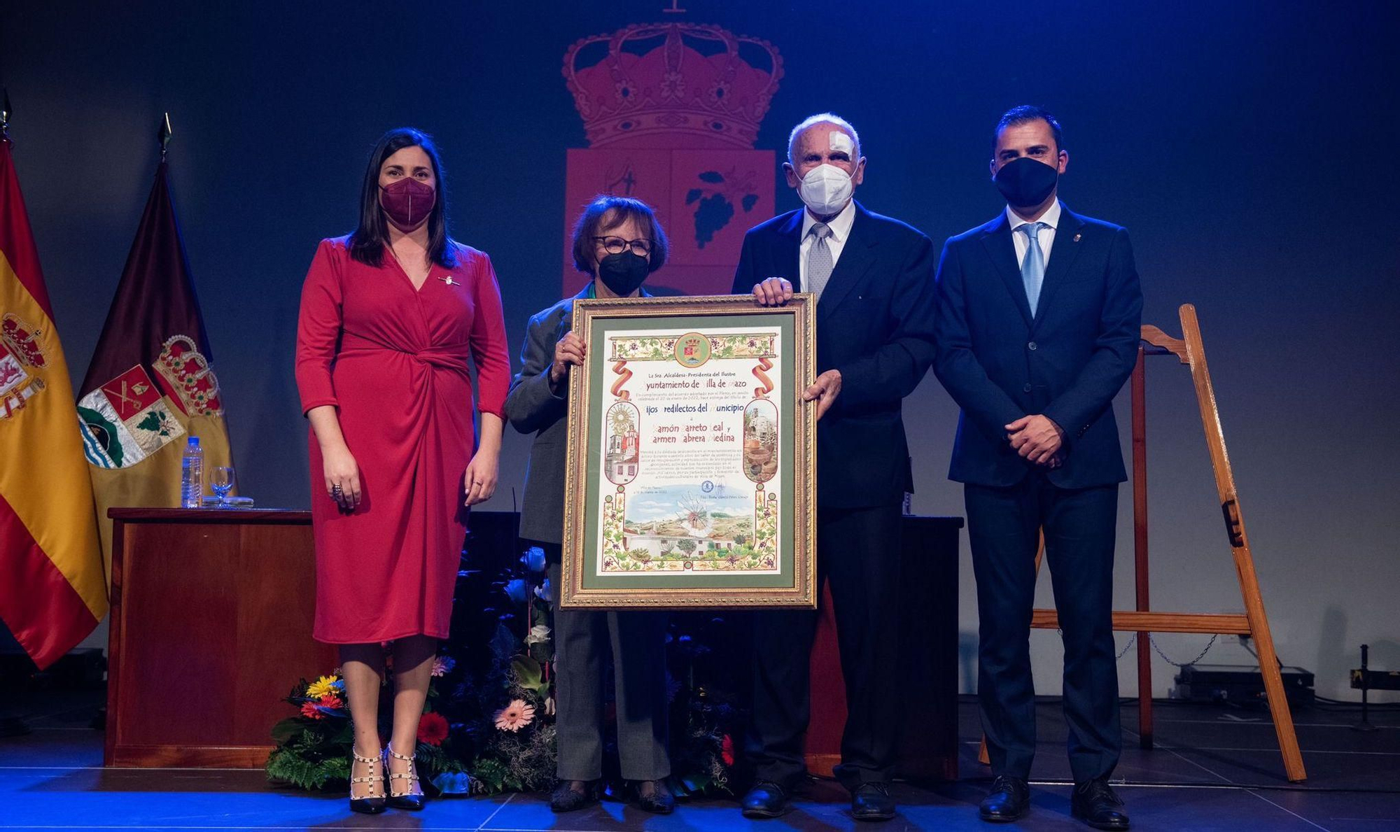 Momento de la entrega del título.