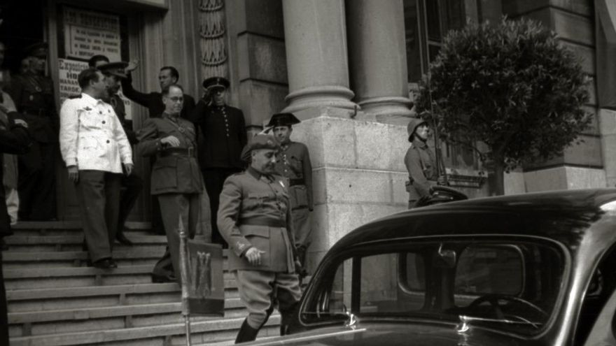 Francisco Franco acompañado de diversas autoridades visitando en el Gran Casino Kursaal una exposición de material bélico en 1939