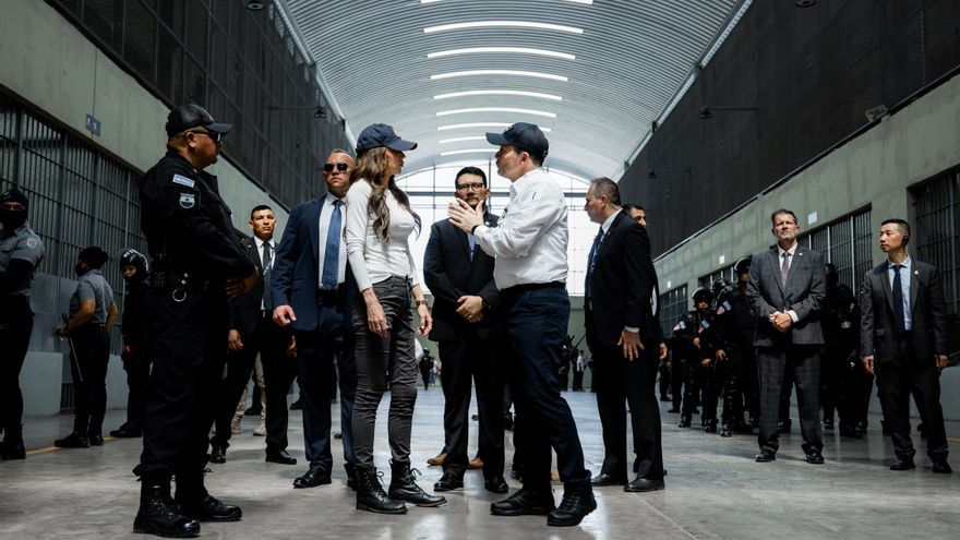 3.000 dólares, el pasaporte y las llaves: la responsable de Seguridad Nacional de Trump denuncia el robo de su bolso en un restaurante