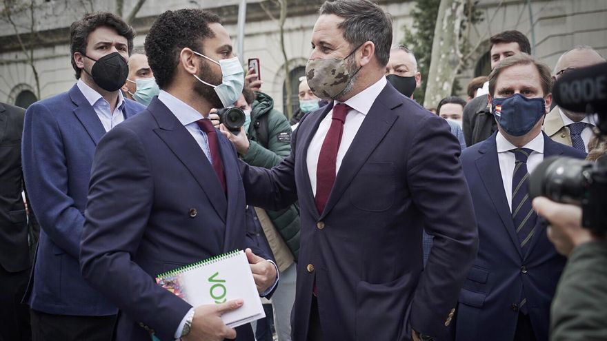 El líder de la extrema derecha, Santiago Abascal, acompaña al jefe de filas catalán, Ignacio Garriga, hasta las puertas del Parlament