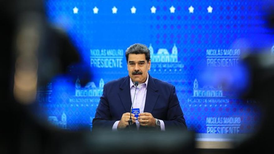 Fotografía cedida por prensa Miraflores que muestra al presidente de Venezuela, Nicolás Maduro, durante una alocución desde el Palacio de Miraflores en Caracas (Venezuela).