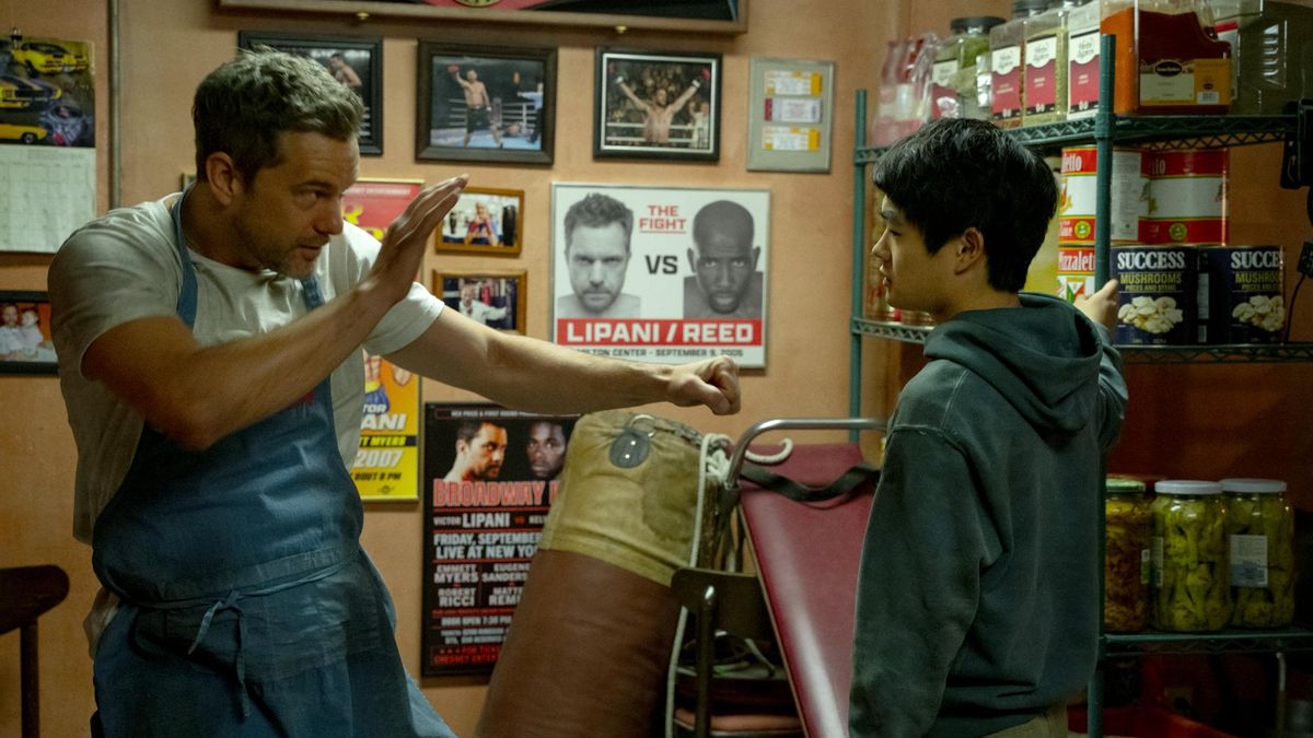 Joshua Jackson (izquierda) y Ben Wang en 'Karate kid: legend'