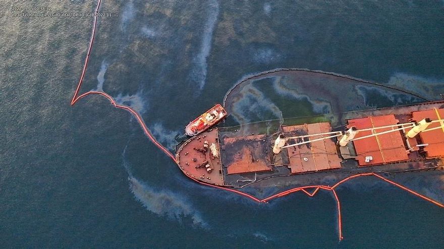 Los vertidos del buque siniestrado en Gibraltar fuerzan al amarre de la flota artesanal de La Línea