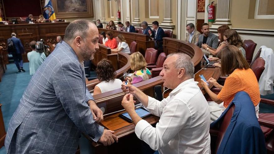 El consejero José Antonio Valbuena habla con el diputado Luis Campos en el pleno de julio del Parlamento. (Flickr Parcan)