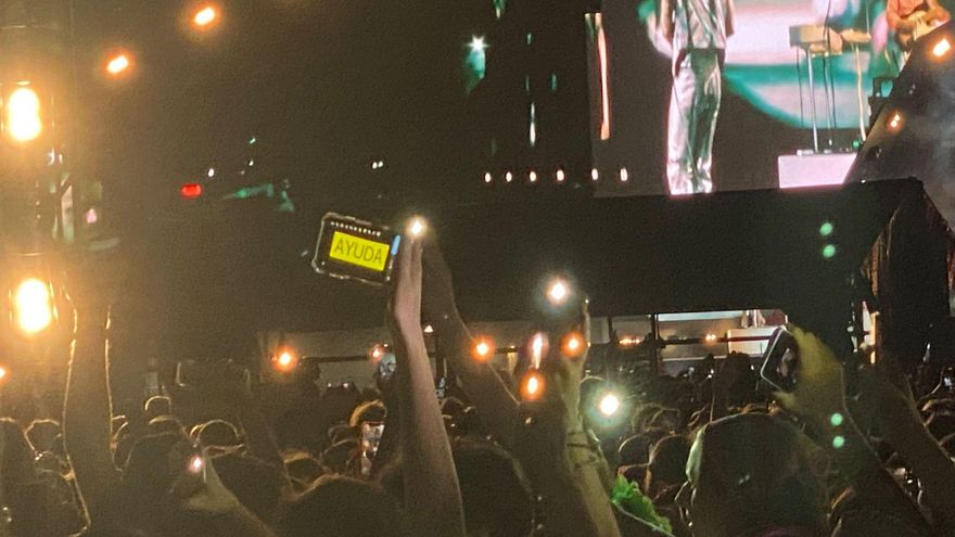 Los fans de Harry Styles, pidiendo ayuda desde la pista