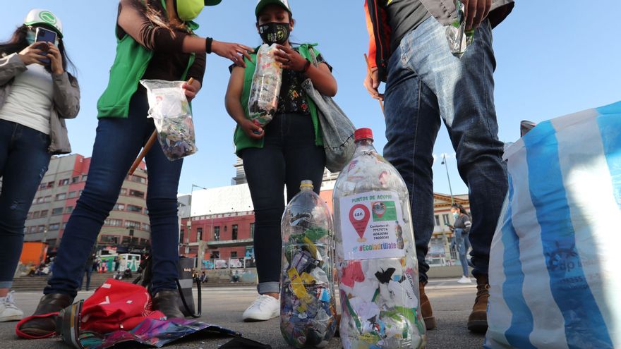Jóvenes bolivianos recolectan "ecoladrillos" para hacer casas para perros