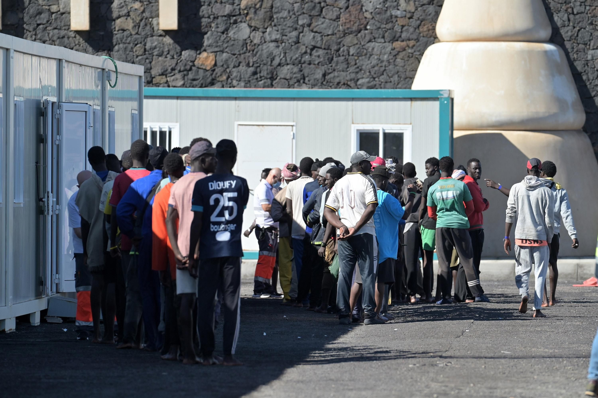 Personas llegadas a El Hierro a bordo de tres cayucos este viernes.