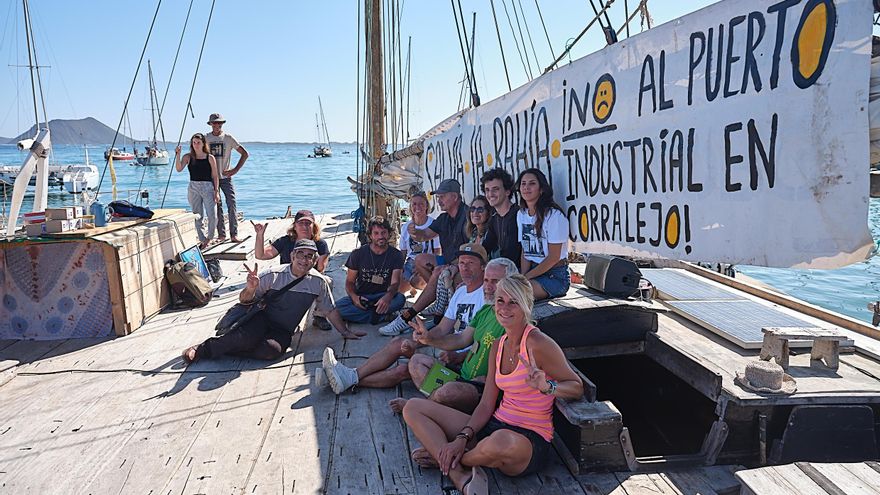 Algunos representantes de asociaciones ecologistas, este viernes en Corralejo