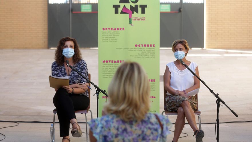 La regidora Maite Ibáñez i Marta Banyuls, coordinadora artística de La Mutant, presentant la nova temporada.