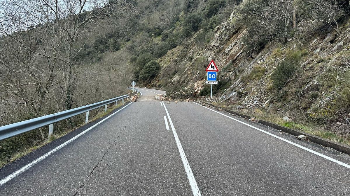 Precaución: un desprendimiento de rocas en Ventrosa corta parcialmente la carretera LR-113