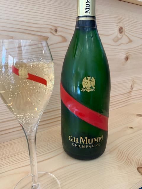 Champagne de bienvenida con menú omakase