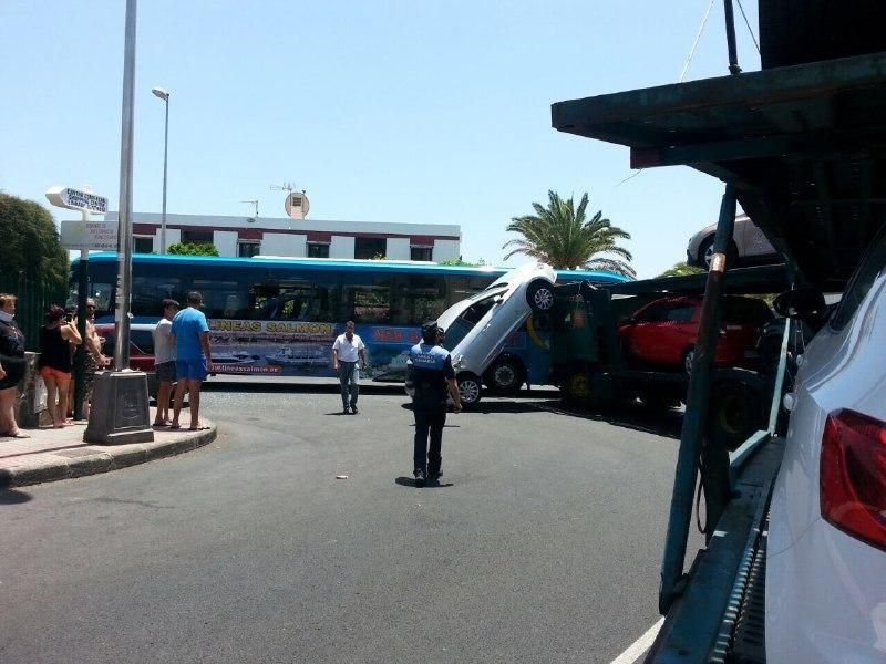 Choque entre un portacoches y una guagua en Playa del Inglés. (CANARIAS AHORA)