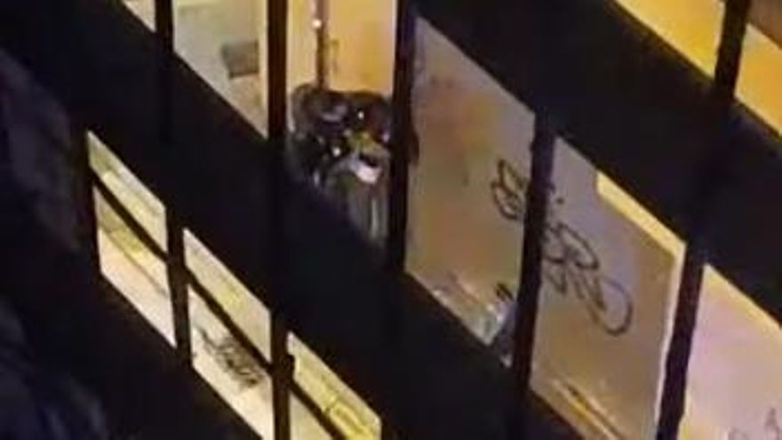 La jueza cita a dos policías nacionales y dos agentes locales por la agresión a un joven hondureño en Rocafort