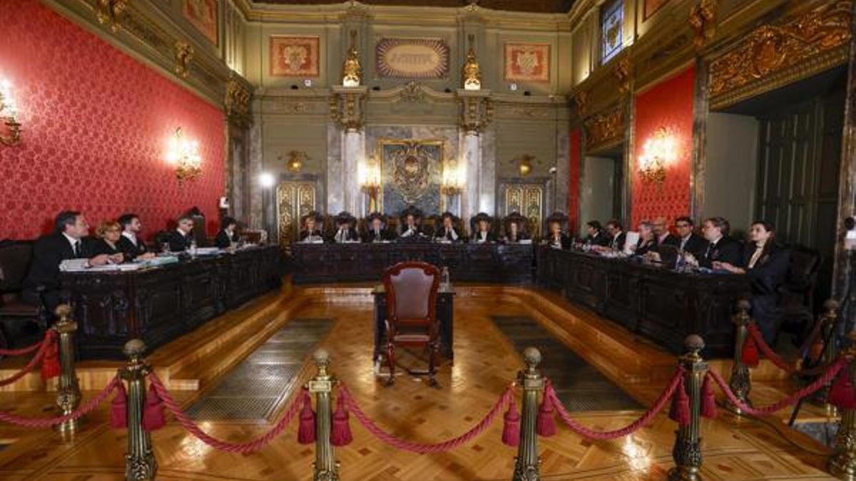 El fiscal general del Estado junto a sus abogados en el inicio del juicio.