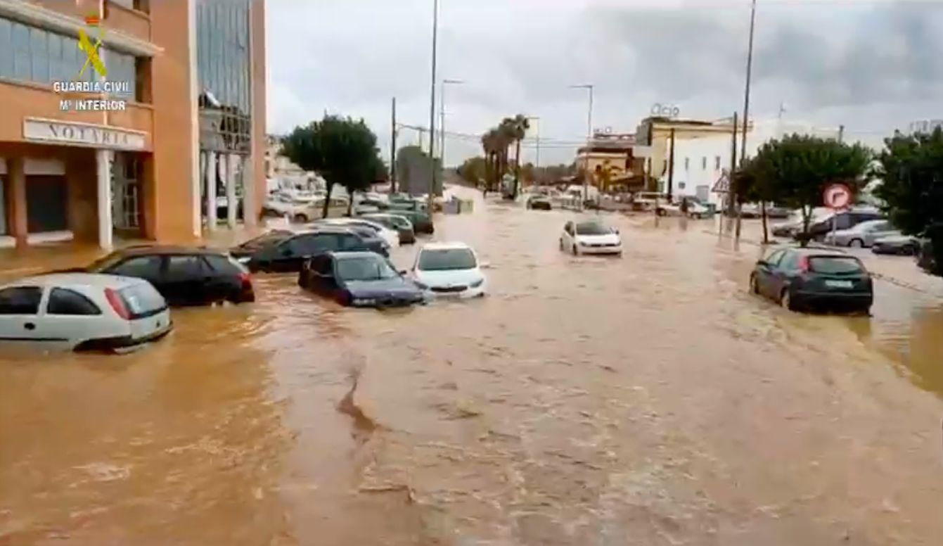 Avenida de Blas Infante de Lepe durante la riada que se ha formado en apenas media hora