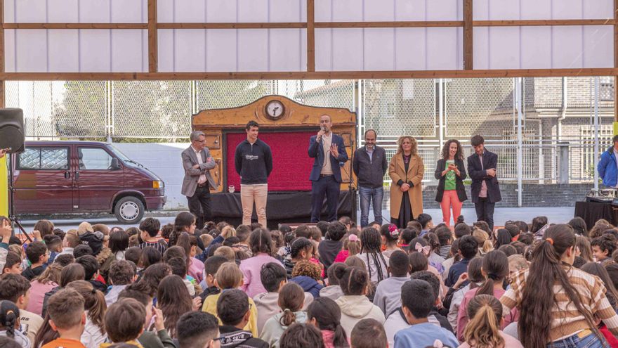 El alcalde de Torrelavega, Javier López Estrada, en el colegio Menéndez Pelayo