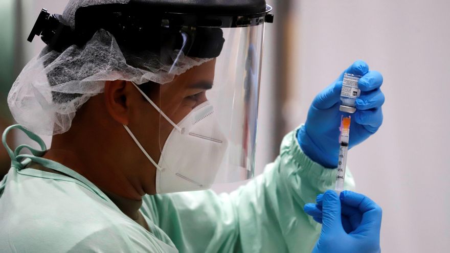 Personal sanitario prepara, el 23 de diciembre de 2020, una dosis de Moderna durante una jornada de vacunación en el Coliseo Pedrín Zorrilla, el primer centro regional de inmunización contra la covid-19, en San Juan (Puerto Rico). EFE/Thais Llorca