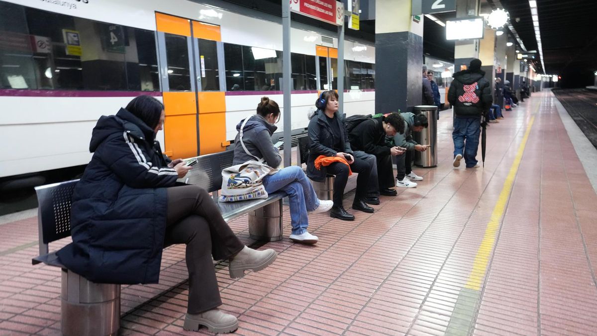 Usuarios esperando el tren en la estación de Fabra i Puig, en Barcelona, este lunes.