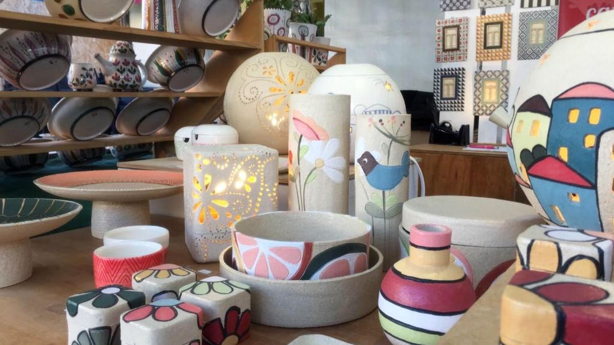 La Feria de la Cerámica de León reúne en el entorno de Botines a 20 artesanos por San Froilán