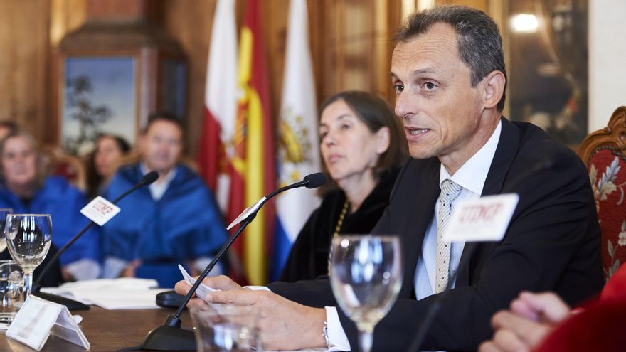 Archivo - La rectora de la UIMP, María Luz Morán y el ministro de Ciencia, Innovación y Universidades, Pedro Duque, en el acto de clausura de los cursos de la Universidad Internacional Menéndez Pelayo (UIMP) de 2019.- Archivo.