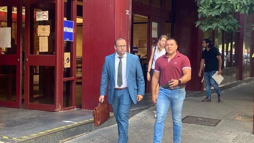 El abogado Germán Grima con el responsable del negocio hostelero Jesús Noguera.