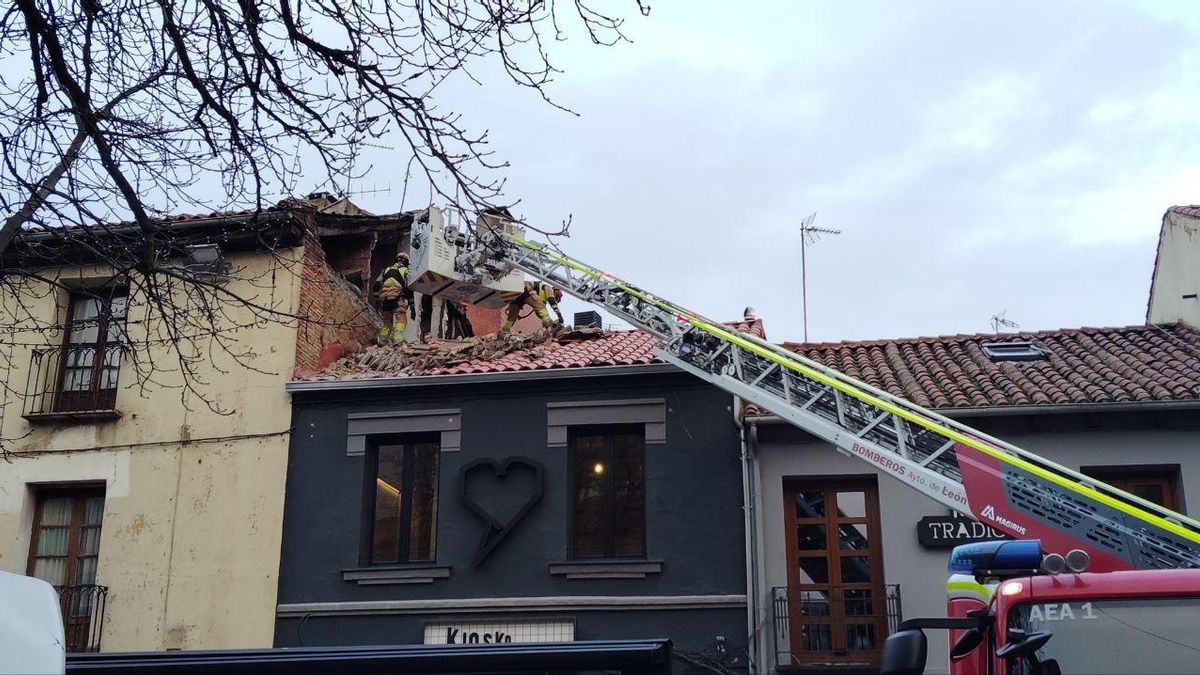 Se derrumba parte de la pared del edificio de un bar en pleno centro de León sobre el tejado de un restaurante.