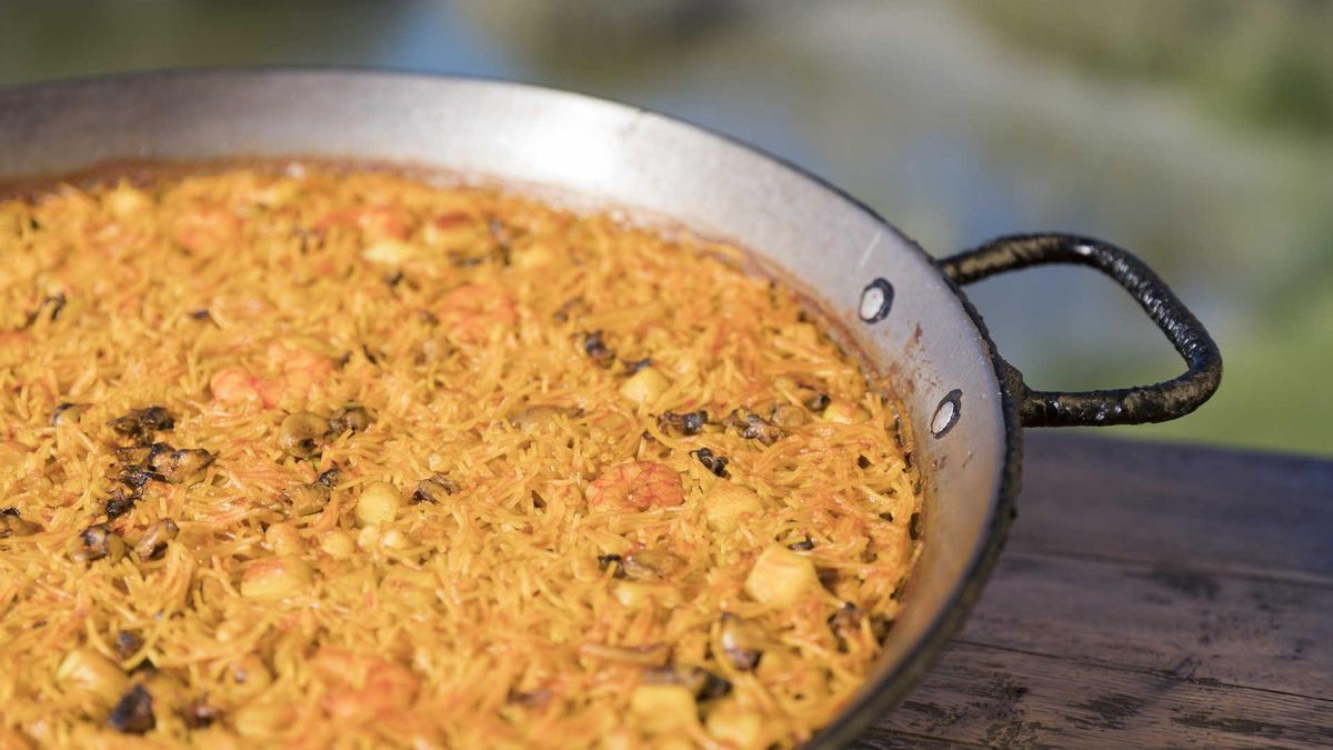 La fideuà, uno de los referentes de la gastronomía local.