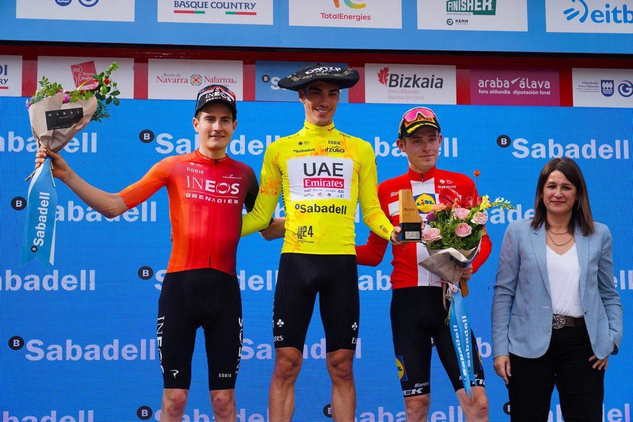 Ayuso, de amarillo, en el podio de la prueba