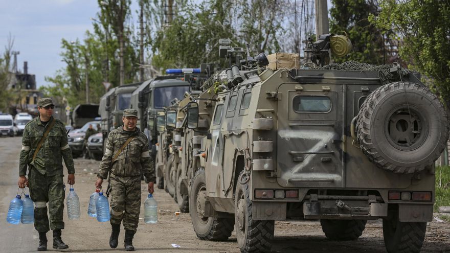 Efectivos de la milicia de la autoproclamada república de Donetsk preparaban la evacuación de los soldados ucranianos que permanecían atrincherados en la planta de Azovstal, en Mariupol, el pasado mes de mayo. EFE/EPA/ALESSANDRO GUERRA