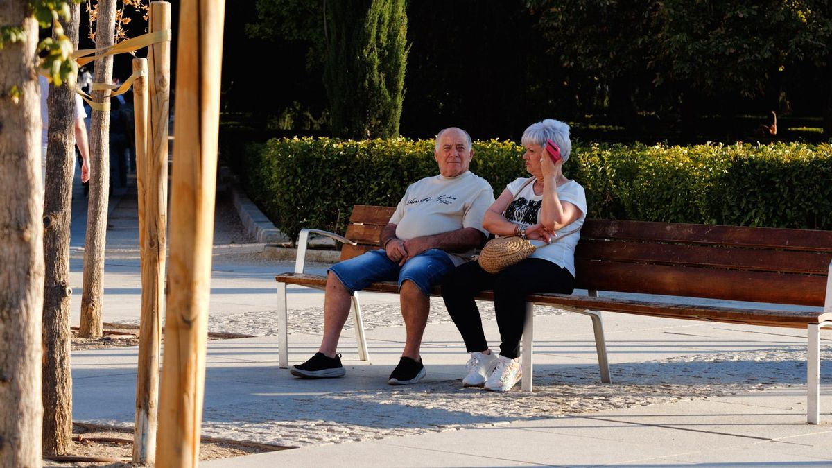 Una pareja en un banco