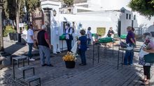 Colas este viernes en el cementerio de la capital para llevar flores a los seres queridos.