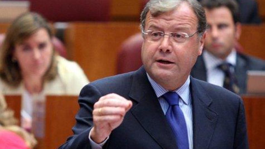 Rubén Cacho/ICAL. El consejero de Fomento, Antonio Silván, durante su intervención en el Pleno de las Cortes de Castilla y León