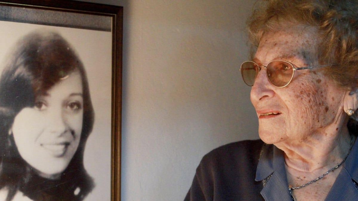 Rosa Tarlovsky de Roisinblit junto a la foto de su hija Patricia. En 2.000 pudo recuperar a su nieto nacido en la ESMA.