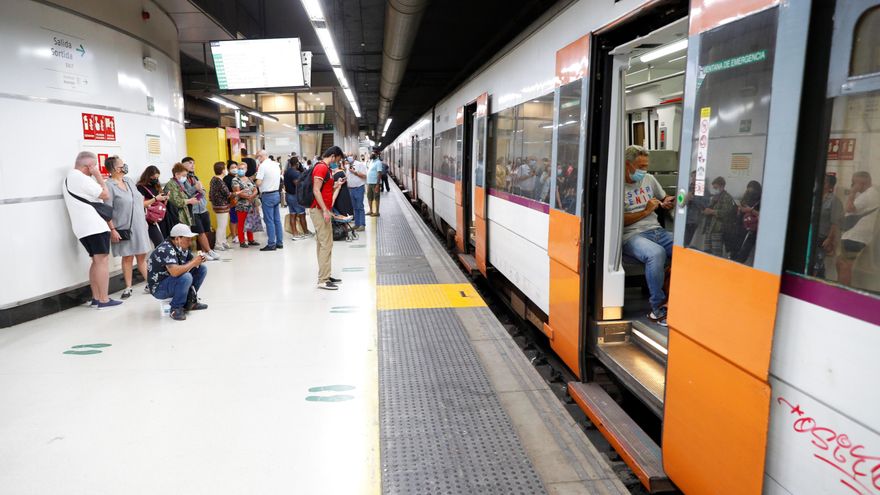 Varios pasajeros esperan ante un tren parado este jueves durante la huelga de maquinistas convocada por el sindicato Semaf que está provocando una jornada de caos en Rodalies por el "incumplimiento" de los servicios mínimos, que ha supuesto la supresión de más de 80 trenes, el cierre puntual de algunas estaciones y la interrupción de la circulación en la estación de Sants. EFE/Alejandro García