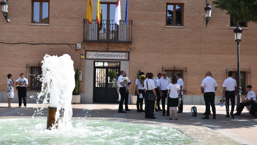 La banda de la Unión Musical de Cobisa (Toledo) antes del pasacalles el 23J