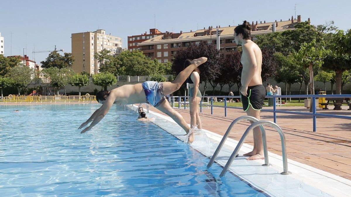 Bañistas en la piscina del Centro Deportivo Municipal de La Granja.