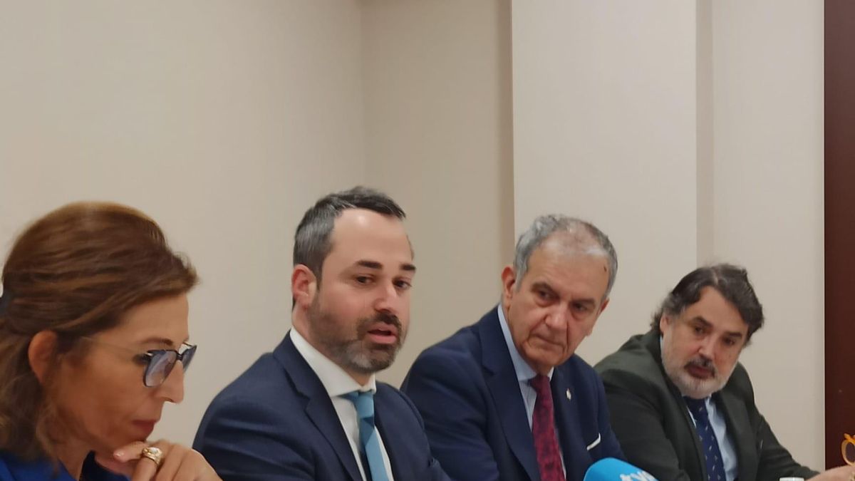 El encargado de Negocios de la Embajada de Israel y embajador en funciones, Dan Poraz, en un encuentro con la prensa en un hotel de Santiago de Compostela