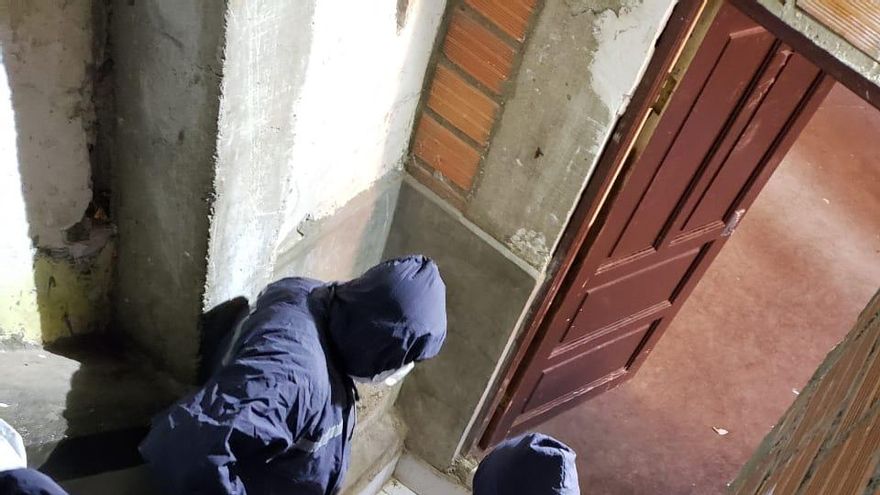 Traslado de cadáver de reo fallecido por la COVID-19 en el penal boliviano de San Pedro.