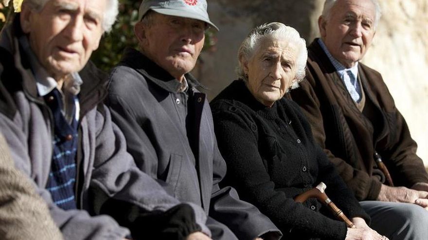 PSOE y UGT piden al Gobierno que escuche al Parlamento y suba la pensión con el IPC