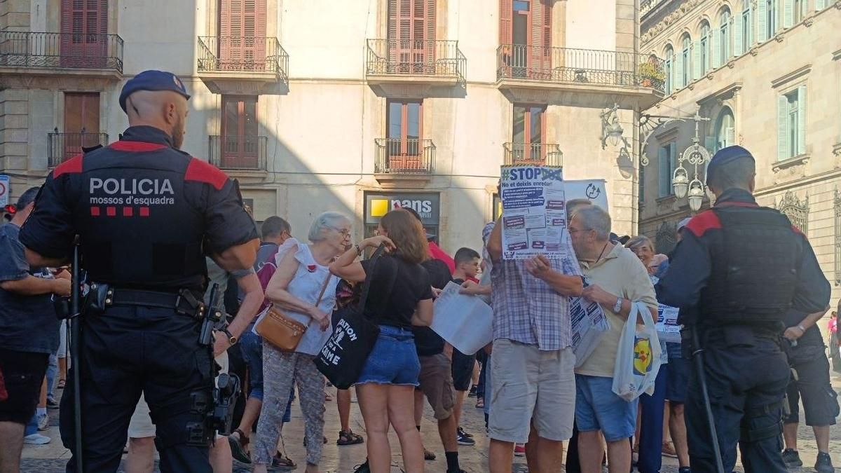 Decenas de antifascistas se concentran en Barcelona para protestar contra la manifestación ultra de Save Europe