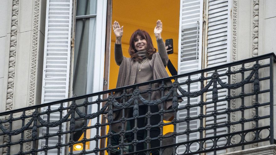 Encerrada en San José, Cristina pivotea entre el rol de mediadora, la aritmética del Congreso y la campaña por su liberación