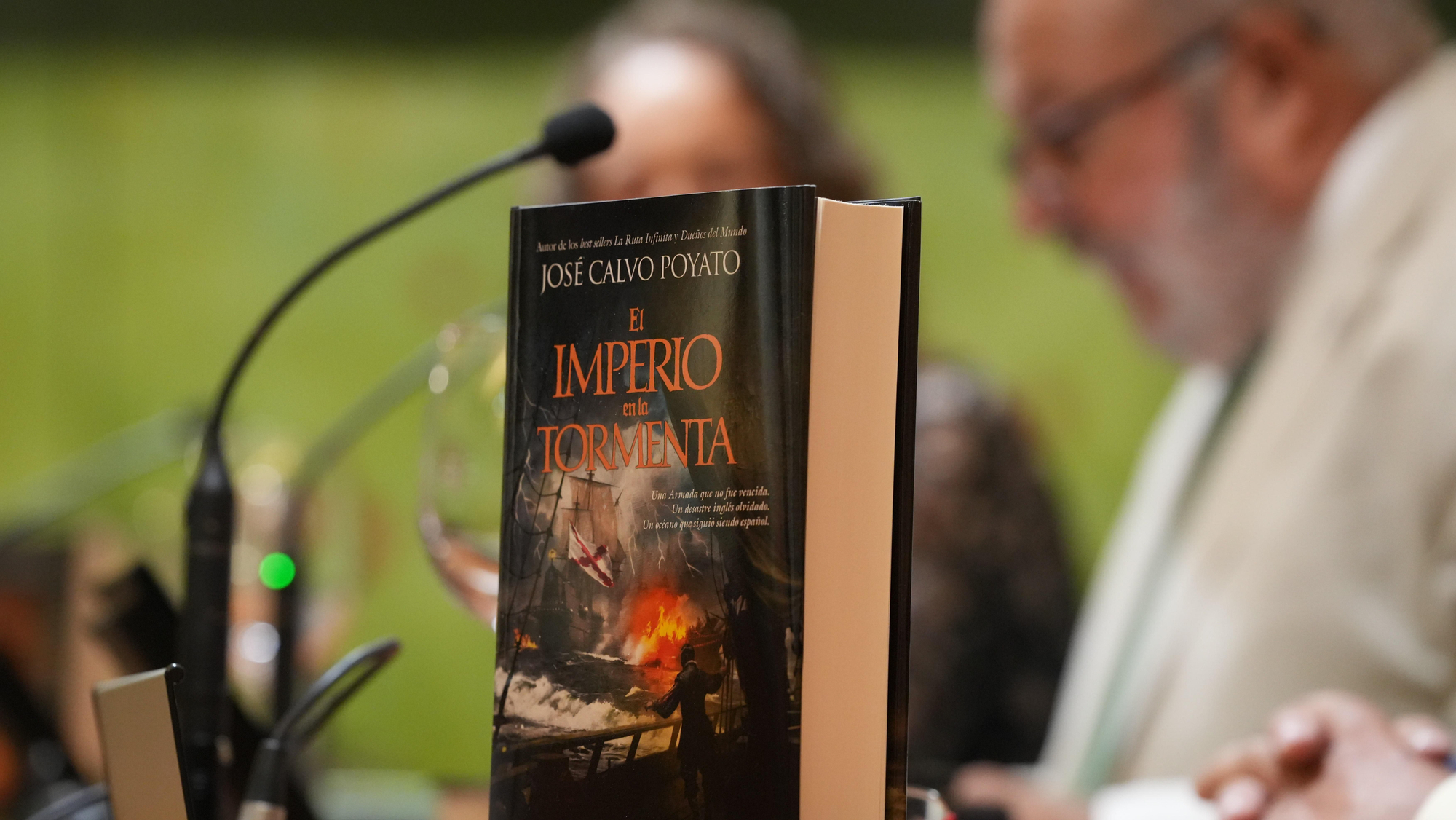 José Calvo Poyato presenta su novela ‘El Imperio en la Tormenta’ en el Colegio de la Abogacía de Córdoba, junto al decano Carlos Arias