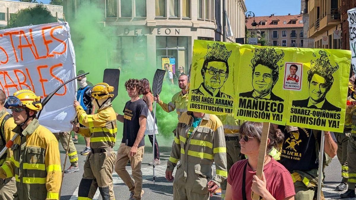 Protesta en León contra la gestión de la Junta de los incendios forestales de este verano.