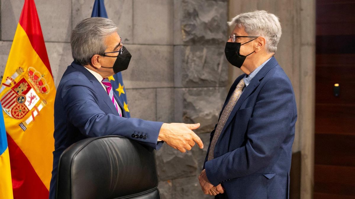 Román Rodríguez (izquierda), conversa con Julio Pérez antes del Consejo de Gobierno de este jueves