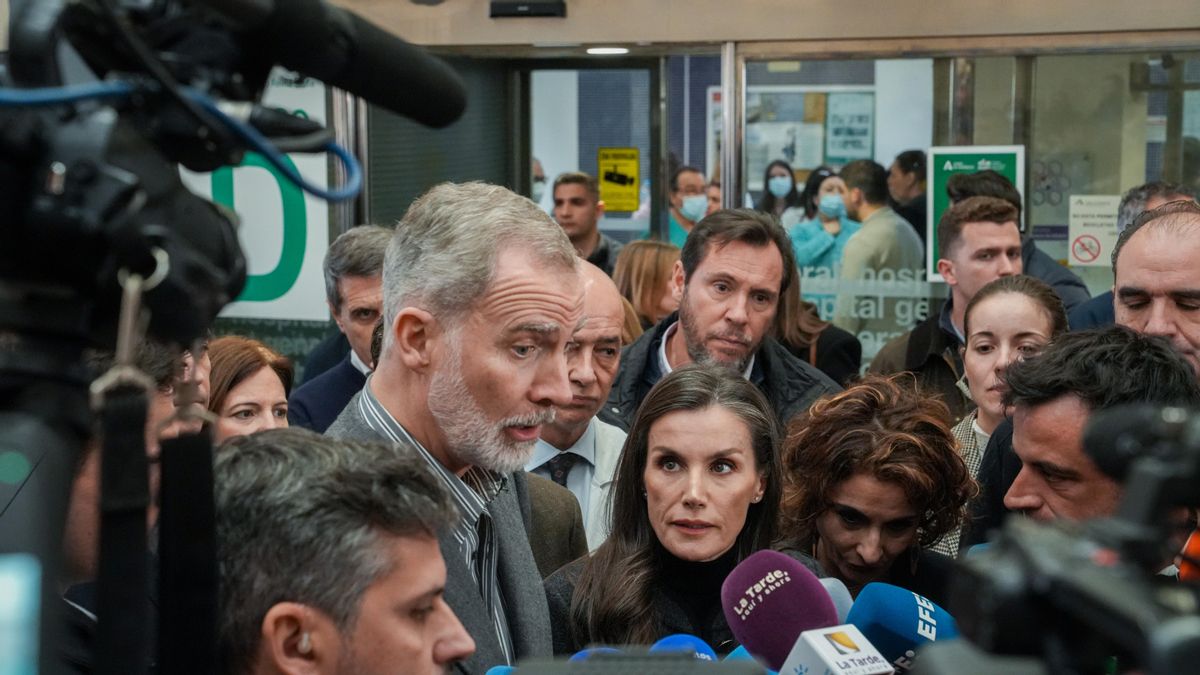 Los Reyes de España visitan a los heridos del accidente de Adamuz en el Hospital Reina Sofía