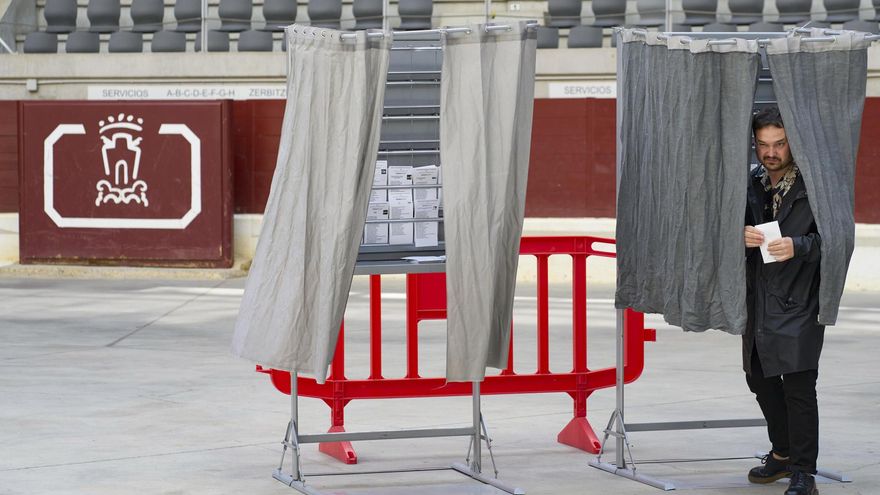 Un hombre vota esta mañana en la plaza de toros de Vitoria