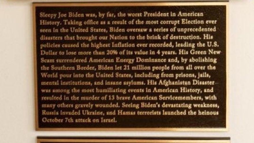La placa que hizo colocar Trump con la descripción de Joe Biden.