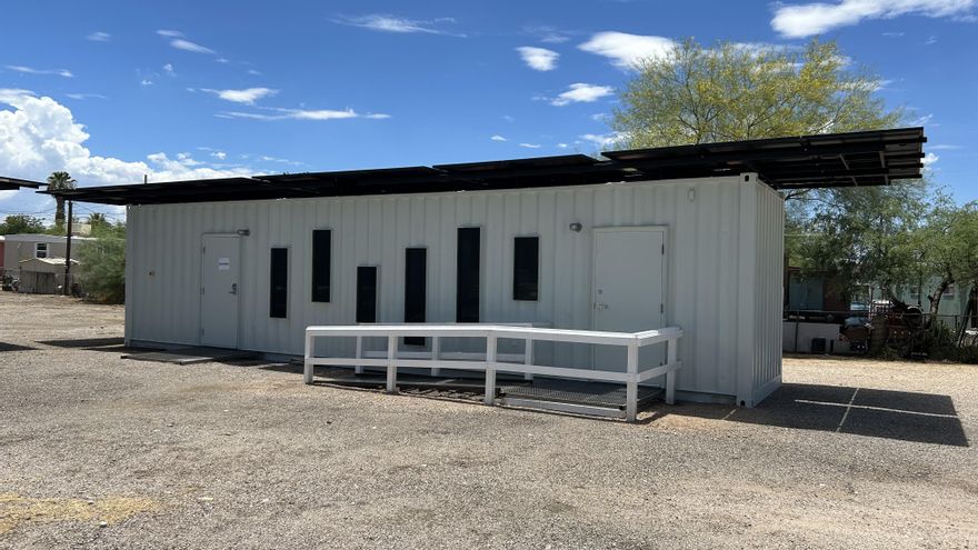 Contenedores contra el cruce de migrantes son ahora centros de enfriamiento en Arizona