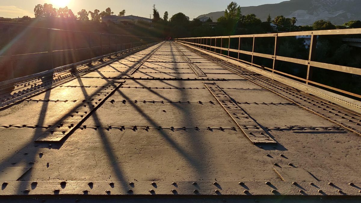 Su diseño, caracterizado por el uso de perfiles de hierro laminado unidos mediante roblones, se atribuye a discípulos del célebre Gustave Eiffel